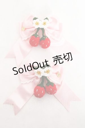 画像: BABY, THE STARS SHINE BRIGHT / ゆらゆらいちごのサテンリボンクリップ  ピンク Y-26-03-01-050-BA-AC-IG-ZY