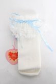 画像2: BABY, THE STARS SHINE BRIGHT / リボン通しレースハイソックス 22〜24 シロ×サックス Y-26-03-01-061-BA-ZA-IG-ZY (2)