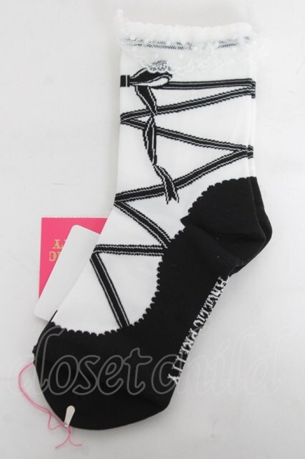 画像1: Angelic Pretty / トゥシューズ風クルー丈ソックス  シロ×クロ Y-26-03-01-064-AP-ZA-IG-ZY (1)