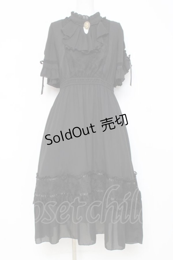 画像1: axes femme / カメオ付フレア袖ワンピース  黒 Y-26-03-01-161-AX-OP-SZ-ZY (1)