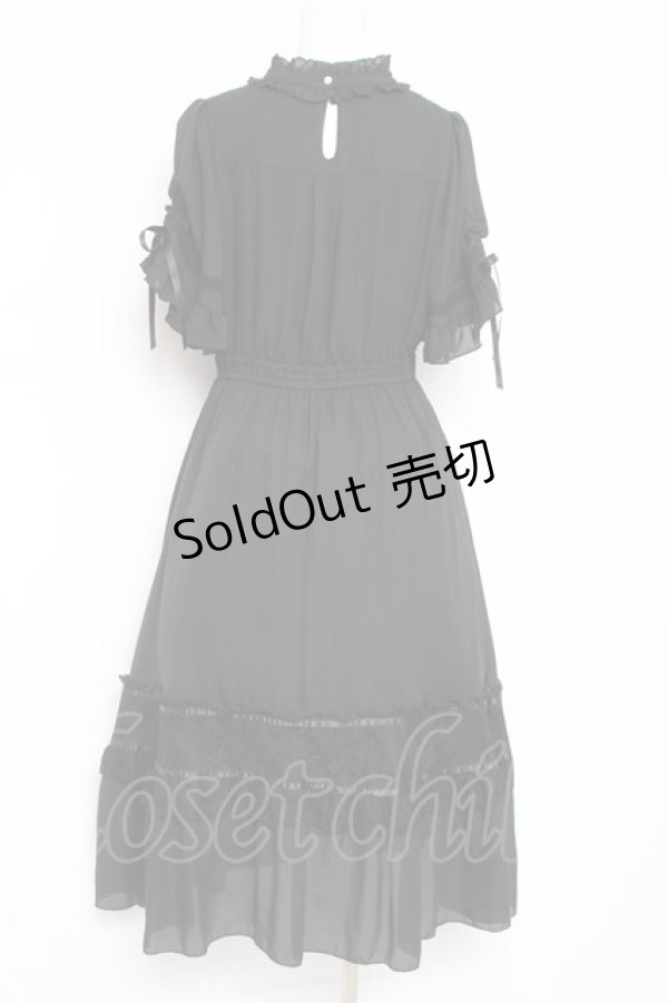 画像2: axes femme / カメオ付フレア袖ワンピース  黒 Y-26-03-01-161-AX-OP-SZ-ZY (2)