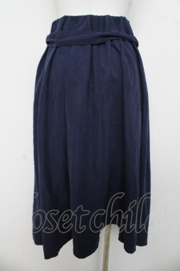 画像2: axes femme / 刺繍入イレヘムスカート  紺 Y-26-03-03-143-AX-SK-SZ-ZY (2)