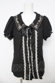 画像1: axes femme POETIQUE / リボン刺繍襟半袖ブラウス  黒 Y-26-03-03-026-AX-BL-SZ-ZY (1)