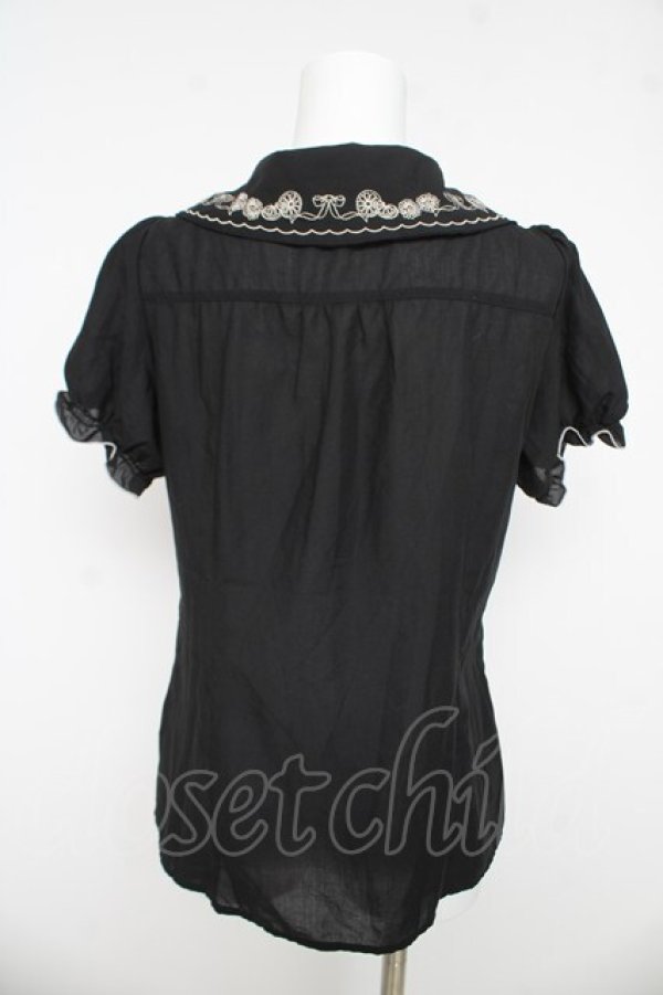 画像2: axes femme POETIQUE / リボン刺繍襟半袖ブラウス  黒 Y-26-03-03-026-AX-BL-SZ-ZY (2)