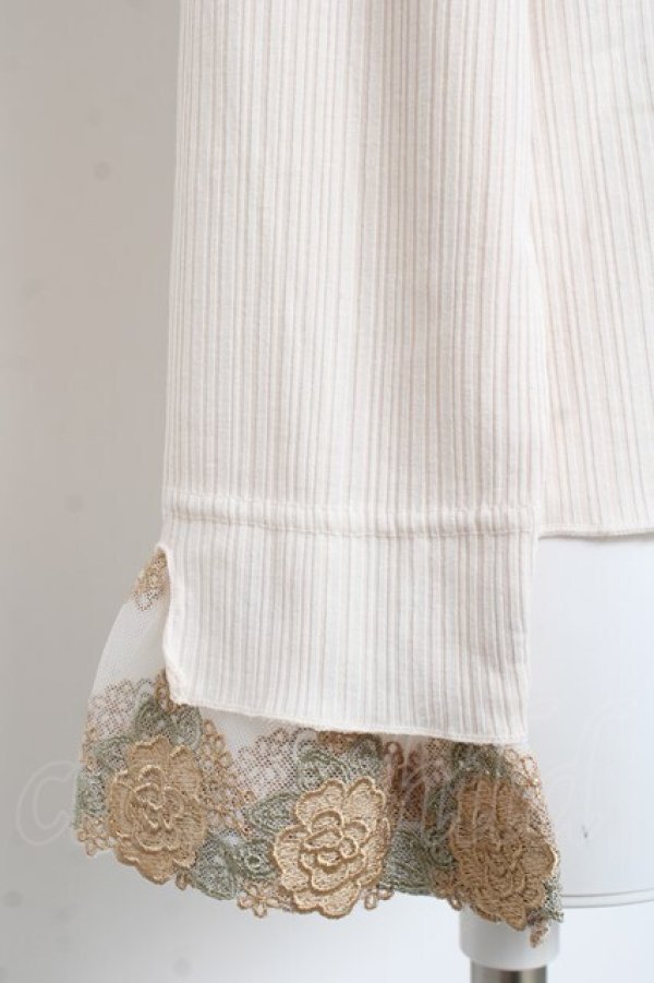 画像3: axes femme / 刺繍レース袖プチスタンドプルオーバー  生成り Y-26-03-06-100-AX-TO-SZ-ZY (3)