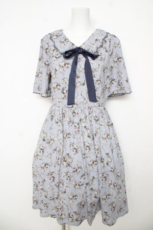 画像: axes femme / ローズ柄襟付きワンピース  サックス Y-26-03-06-167-AX-OP-SZ-ZY