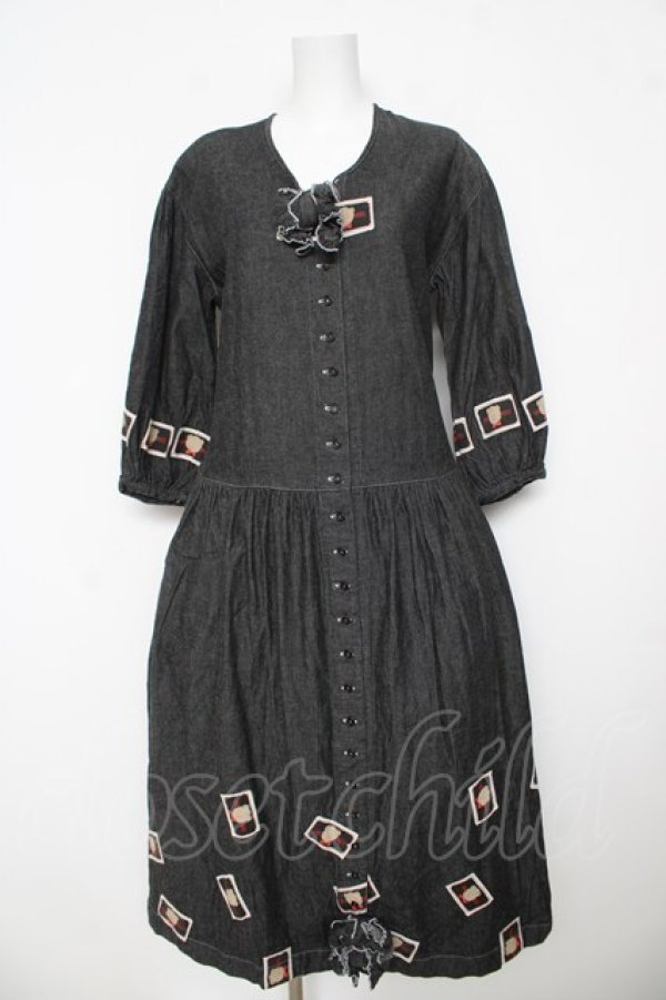 画像1: PINK HOUSE / かおくまワッペンデニムワンピース F 黒 Y-26-03-06-191-LO-OP-SZ-ZY (1)