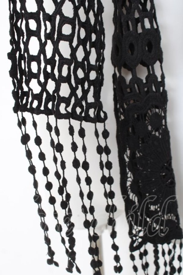 画像2: OZZ ANGELO / 花モチーフ編みスカーフ  黒 Y-26-03-06-037-OO-ZA-SZ-ZY (2)