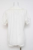 画像2: Amavel / ティーセット刺繍入り配色リボンタイ付半袖ブラウス F 白 Y-26-03-09-099-CA-BL-SZ-ZY (2)
