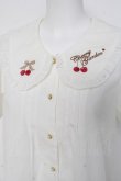 画像3: Amavel / Cherry刺繍入り配色リボンタイ付半袖ブラウス F 白 Y-26-03-09-100-CA-BL-SZ-ZY (3)