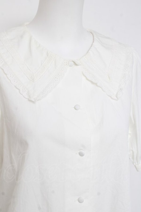 画像3: Fi.n.t  / コットンレース使いビッグカラーブラウス F ホワイト Y-26-03-09-107-LO-BL-SZ-ZY (3)