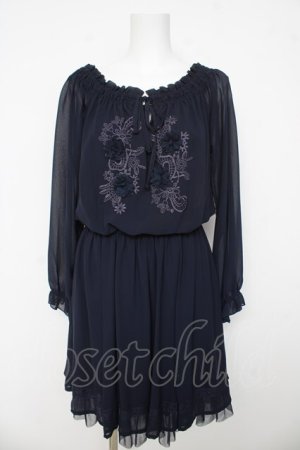 画像: axes femme / お花立体モチーフ&刺繍入ワンピース  紺 Y-26-03-11-020-AX-OP-SZ-ZY