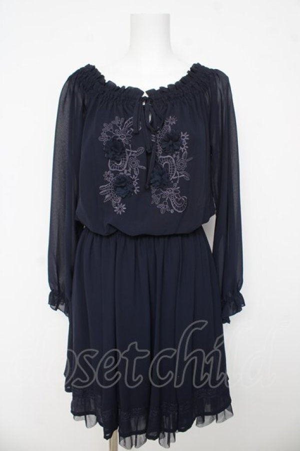画像1: axes femme / お花立体モチーフ&刺繍入ワンピース  紺 Y-26-03-11-020-AX-OP-SZ-ZY (1)