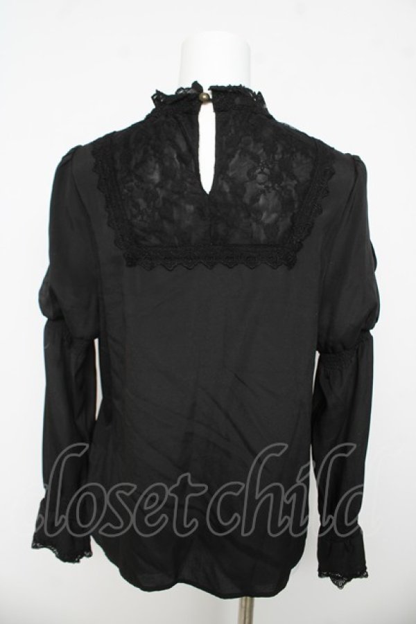 画像2: axes femme kawaii / パールブローチ付ブラウス M 黒 Y-26-03-13-011-AX-BL-SZ-ZY (2)