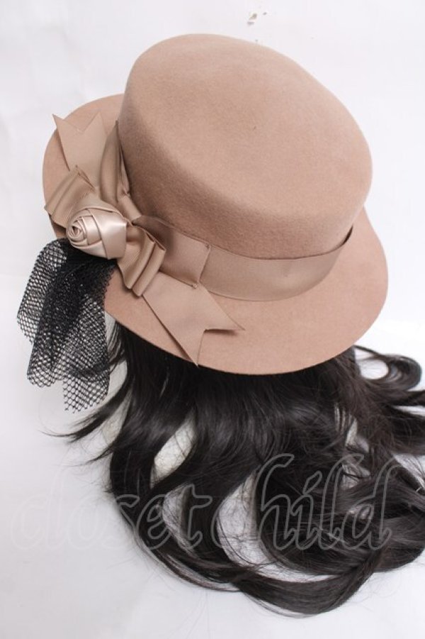 画像1: axes femme / コサージュ付きハット  ベージュ Y-26-03-16-063-AX-AC-SZ-ZY (1)