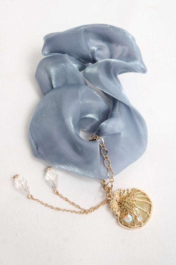 画像1: axes femme / チャーム付きシュシュ  サックス Y-26-03-16-017-AX-ZA-SZ-ZY (1)