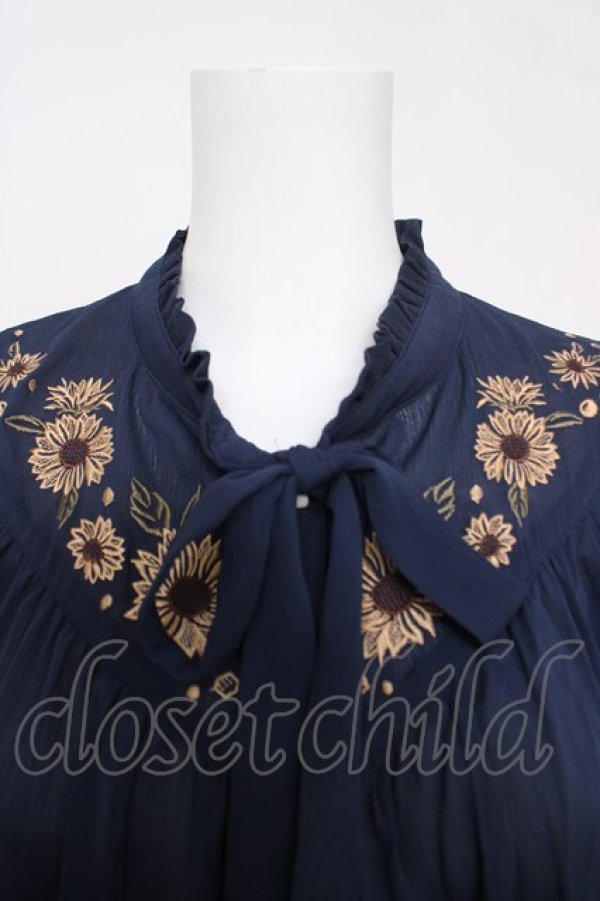 画像3: axes femme / ひまわり刺繍楊柳ブラウス M 紺 Y-26-03-18-011-AX-BL-SZ-ZY (3)