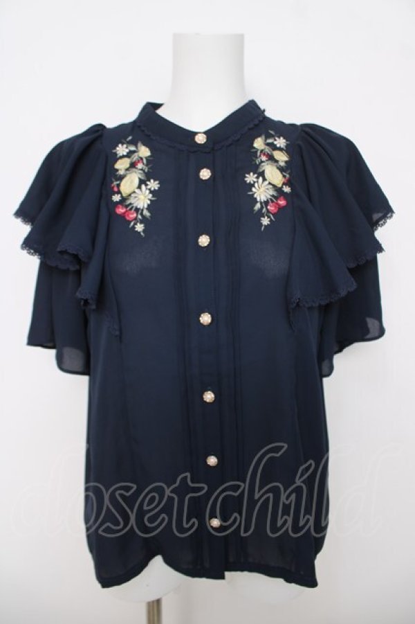 画像1: axes femme / ミックスフルーツ刺繍ブラウス F 紺 Y-26-03-18-012-AX-BL-SZ-ZY (1)