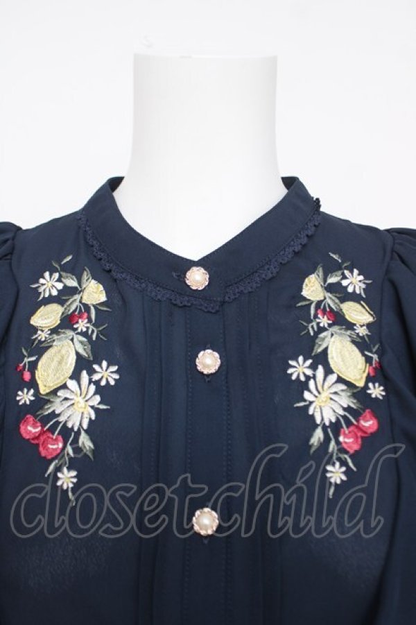 画像3: axes femme / ミックスフルーツ刺繍ブラウス F 紺 Y-26-03-18-012-AX-BL-SZ-ZY (3)