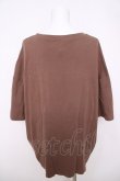 画像2: NieR Clothing / ワッペン付きTシャツ  ブラウン Y-26-03-22-034-PU-TO-SZ-ZY (2)