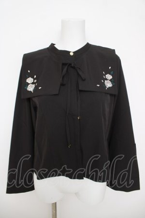 画像: axes femme / 薔薇刺繍付け襟セットブラウス  黒 Y-26-03-24-044-AX-BL-SZ-ZY
