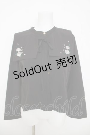画像: axes femme / 薔薇刺繍付け襟セットブラウス  黒 Y-26-03-24-044-AX-BL-SZ-ZY