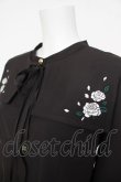画像3: axes femme / 薔薇刺繍付け襟セットブラウス  黒 Y-26-03-24-044-AX-BL-SZ-ZY (3)