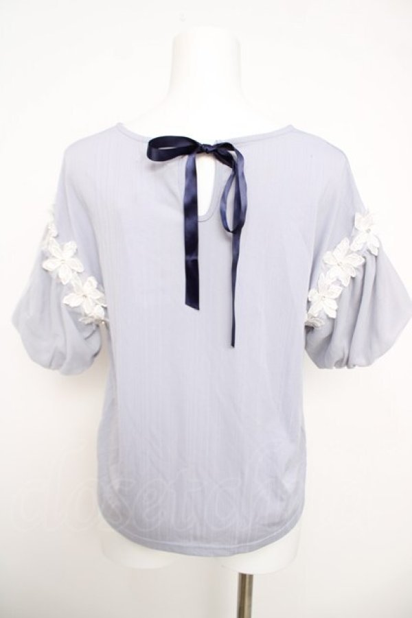 画像2: axes femme / フラワーレースパフ袖リブプルオーバー F サックス Y-26-03-30-030-AX-TO-SZ-ZY (2)