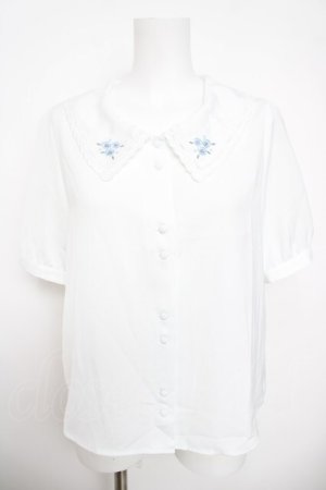画像: Fi.n.t / リトルローズ刺繍カットワーク衿ブラウス F ホワイトブルー Y-26-03-30-044-CA-BL-SZ-ZY
