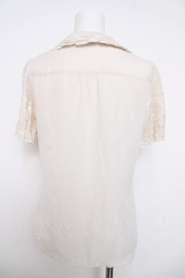 画像2: axes femme / ブローチ付きブラウス  キナリ Y-26-04-01-067-AX-BL-SZ-ZY (2)