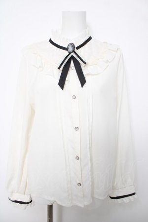 画像: axes femme / ブローチ付きヨークレースブラウス  白 Y-26-04-03-052-AX-BL-SZ-ZY