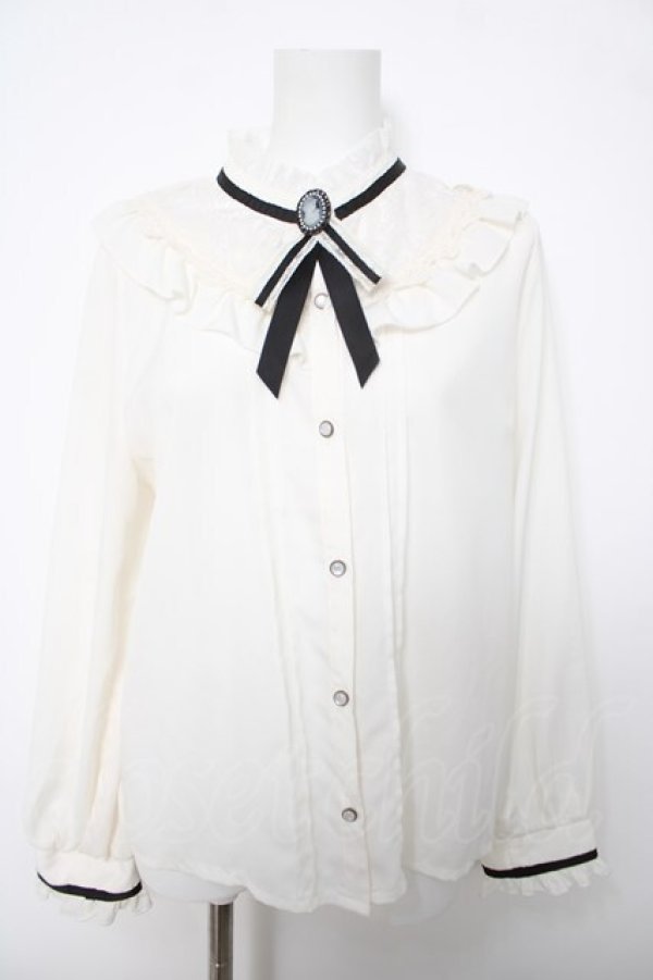 画像1: axes femme / ブローチ付きヨークレースブラウス  白 Y-26-04-03-052-AX-BL-SZ-ZY (1)