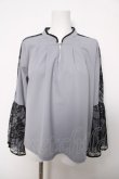 画像1: axes femme / 袖レースブラウス  ブルーグレー Y-26-04-03-060-AX-BL-SZ-ZY (1)