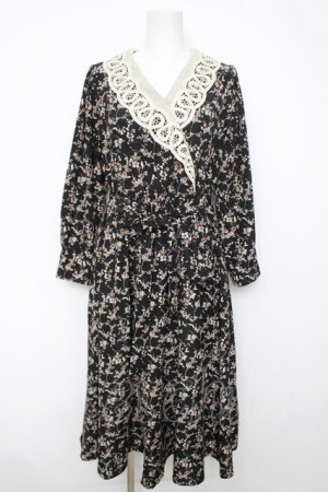 画像: an another angelus / レース衿カシュクール花柄ワンピース  黒 Y-26-04-03-122-CA-OP-SZ-ZY