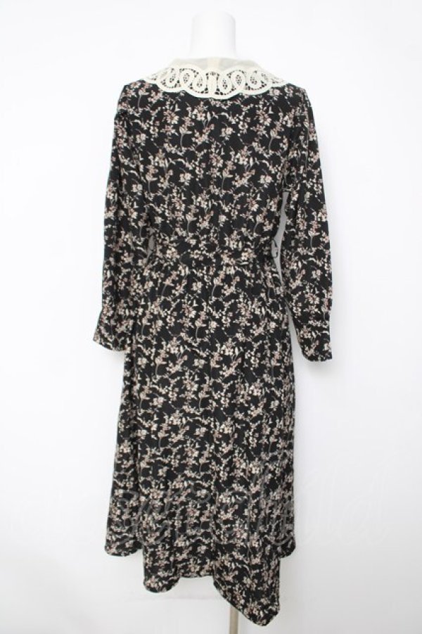 画像2: an another angelus / レース衿カシュクール花柄ワンピース  黒 Y-26-04-03-122-CA-OP-SZ-ZY (2)