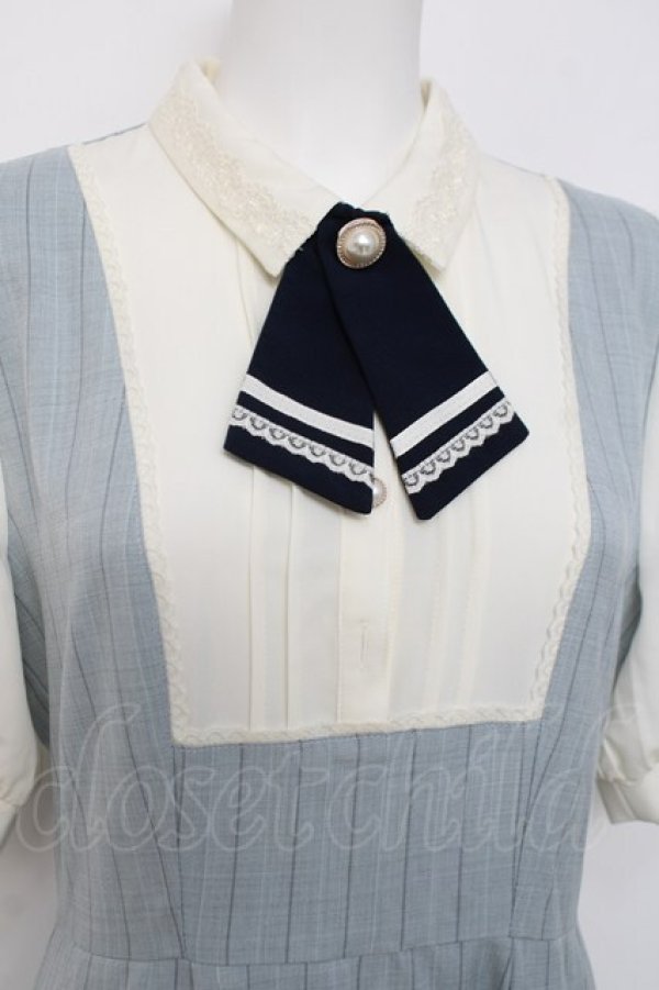 画像2: axes femme / タイ付重ね着風ストライプワンピース  サックス Y-26-04-05-082-AX-OP-SZ-ZY (2)