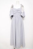 画像1: earth music&ecology / リボンショルダーオフショルワンピース F グレイッシュブルー Y-26-04-07-063-LO-OP-SZ-ZY (1)