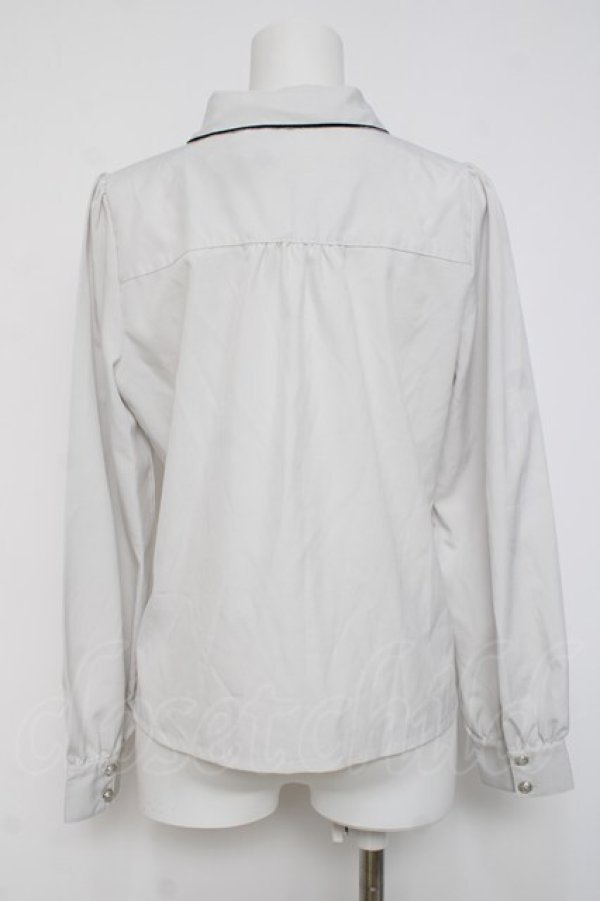 画像2: NIBBLE POISON / ゴシックバタフライ刺繍ブラウス  グレー Y-26-04-09-047-PU-BL-AS-ZY (2)