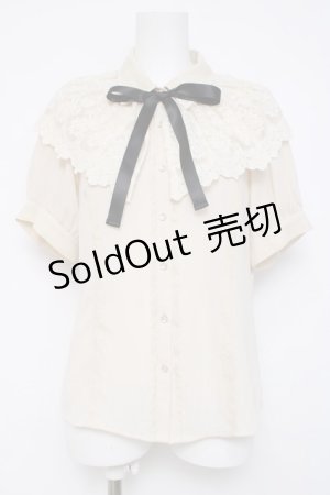 画像: axes femme / レースケープリボン付き半袖ブラウス  生成り Y-26-04-09-051-AX-BL-SZ-ZY