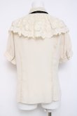 画像2: axes femme / レースケープリボン付き半袖ブラウス  生成り Y-26-04-09-051-AX-BL-SZ-ZY (2)