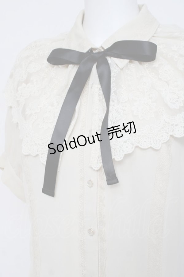 画像3: axes femme / レースケープリボン付き半袖ブラウス  生成り Y-26-04-09-051-AX-BL-SZ-ZY (3)