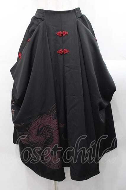 Qutie Frash / 袴ロングスカート 黒X赤 I-25-11-18-077-QU-SK-SA-ZI