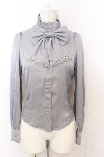 【Sheglit】スタンドカラーリボンジャボブラウス 白 L 新品 スタンドカラーリボンジャボブラウス | Sheglit MiDiom online store