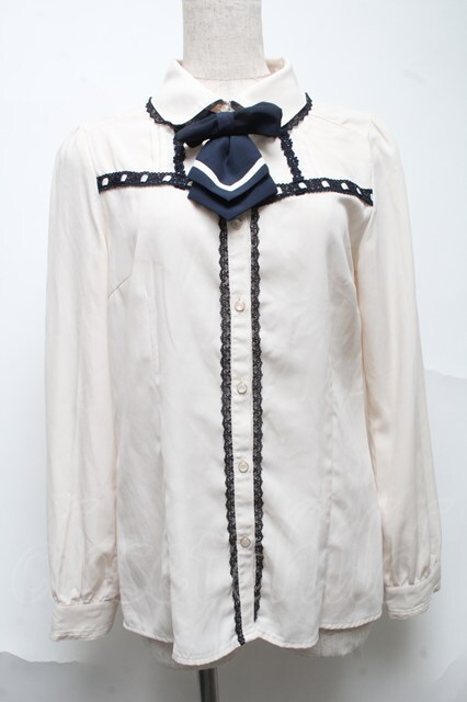 axes femme / ローズモチーフ使いブラウス  キナリ S-25-07-03-1019-AX-BL-HR-ZS axes femme / お花刺繍フリルブラウス キナリ S-25-08-05-004-AX