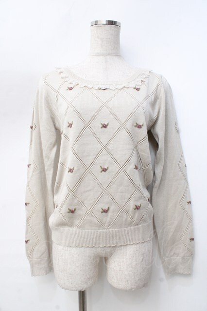 花09 シルバーホワイトカラーの透明感を表現した胸元花柄刺繍